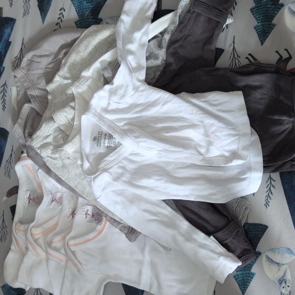 Newborn clothing bundle baby clothes shirts and pants set of 7 - Picture 3 of 3